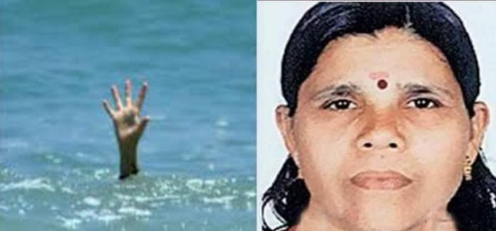 അച്ഛൻകോവിലാറ്റിൽ ഒഴുക്കിൽപ്പെട്ട അമ്മയ്ക്കും മക്കൾക്കും വീട്ടമ്മ രക്ഷകയായി അച്ഛൻകോവിലാറ്റിൽ ഒഴുക്കിൽപ്പെട്ട അമ്മയ്ക്കും മക്കൾക്കും വീട്ടമ്മ രക്ഷകയായി