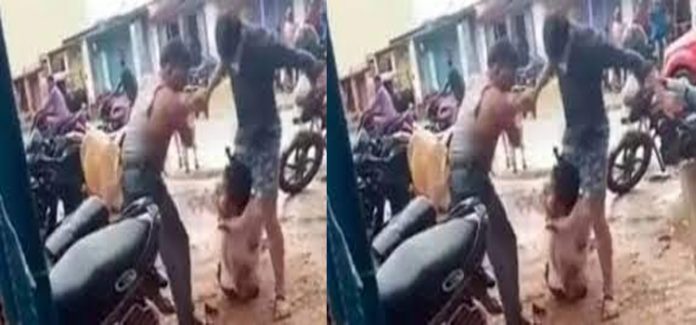 ഭക്ഷണം കഴിച്ച ശേഷം അഞ്ചു രൂപ കടംപറഞ്ഞതിന് ആദിവാസി യുവാവിനെ ഹോട്ടലുടമയും മകനും ചേർന്ന് ക്രൂരമായി മര്ദിച്ചു ഭക്ഷണം കഴിച്ച ശേഷം അഞ്ചു രൂപ കടംപറഞ്ഞതിന് ആദിവാസി യുവാവിനെ ഹോട്ടലുടമയും മകനും ചേർന്ന് ക്രൂരമായി മര്ദിച്ചു