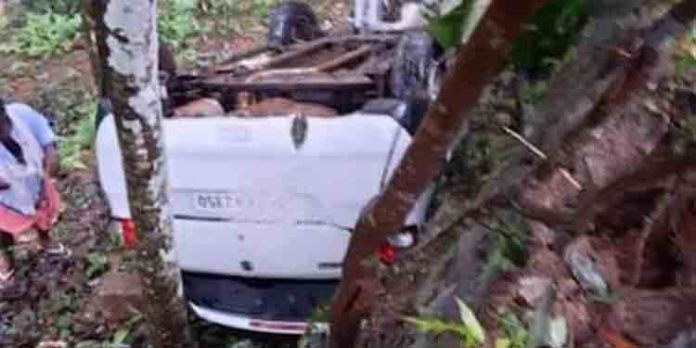 നായ കുറുകെ ചാടിയതിനെ തുടര്ന്ന് നിയന്ത്രണം വിട്ട കാര് താഴ്ചയിലേക്ക് മറിഞ്ഞു നായ കുറുകെ ചാടിയതിനെ തുടര്ന്ന് നിയന്ത്രണം വിട്ട കാര് താഴ്ചയിലേക്ക് മറിഞ്ഞു