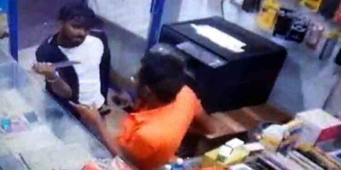 പോത്തന്കോട് മൊബൈല് റീച്ചാര്ജ്ജ് ചെയ്യാനെത്തിയ അന്യസംസ്ഥാന തൊഴിലാളിക്ക് കുത്തേറ്റു പോത്തന്കോട് മൊബൈല് റീച്ചാര്ജ്ജ് ചെയ്യാനെത്തിയ അന്യസംസ്ഥാന തൊഴിലാളിക്ക് കുത്തേറ്റു