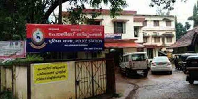 തൊണ്ടിമുതല് കോടതിയില് ഹാജരാകാതെ പ്രതികള്ക്ക് തിരിച്ചു കൊടുത്ത സംഭവത്തില് പോലീസുകാര്ക്ക് സസ്പെന്ഷന് തൊണ്ടിമുതല് കോടതിയില് ഹാജരാകാതെ പ്രതികള്ക്ക് തിരിച്ചു കൊടുത്ത സംഭവത്തില് പോലീസുകാര്ക്ക് സസ്പെന്ഷന്