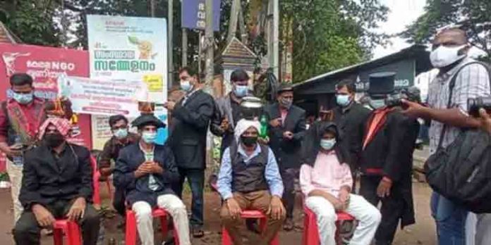 ലോക്ഡൗണ് ദുരിതത്തിലാക്കി ; തലയില് തീ കത്തിച്ച് പ്രതിഷേധവുമായി മജീഷ്യന്മാര് ലോക്ഡൗണ് ദുരിതത്തിലാക്കി ; തലയില് തീ കത്തിച്ച് പ്രതിഷേധവുമായി മജീഷ്യന്മാര്