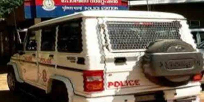 മൊബൈല് കടയില് അതിക്രമിച്ച് കയറി കടയുടമയെ മര്ദ്ദിച്ച സംഭവത്തില് ഏഴ് പോലീസുകാര്ക്കെതിരെ കേസ് മൊബൈല് കടയില് അതിക്രമിച്ച് കയറി കടയുടമയെ മര്ദ്ദിച്ച സംഭവത്തില് ഏഴ് പോലീസുകാര്ക്കെതിരെ കേസ്