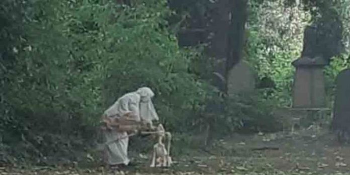 സെമിത്തേരിയില് അസ്ഥികൂടവുമായി നൃത്തംവയ്ക്കുന്ന സ്ത്രീ ; സോഷ്യല് മീഡിയയില് വൈറലാകുന്നു സെമിത്തേരിയില് അസ്ഥികൂടവുമായി നൃത്തംവയ്ക്കുന്ന സ്ത്രീ ; സോഷ്യല് മീഡിയയില് വൈറലാകുന്നു