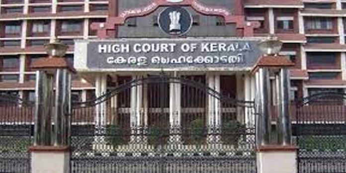 വീട്ടില് അതിക്രമിച്ച് കയറി അറസ്റ്റ് ചെയ്യാന് ശ്രമം : എസ്.ഐയ്ക്കെതിരെ അന്വേഷണം നടത്തി റിപ്പോര്ട്ട് സമര്പ്പിക്കാന് ഹൈക്കോടതി വീട്ടില് അതിക്രമിച്ച് കയറി അറസ്റ്റ് ചെയ്യാന് ശ്രമം : എസ്.ഐയ്ക്കെതിരെ അന്വേഷണം നടത്തി റിപ്പോര്ട്ട് സമര്പ്പിക്കാന് ഹൈക്കോടതി