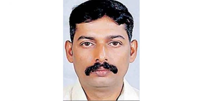 വൈദ്യുതി പോസ്റ്റില് അറ്റകുറ്റപ്പണികള് നടത്തുന്നതിനിടെ പോസ്റ്റ് മറിഞ്ഞ് കെഎസ്ഇബി ജീവനക്കാരന് ദാരുണാന്ത്യം വൈദ്യുതി പോസ്റ്റില് അറ്റകുറ്റപ്പണികള് നടത്തുന്നതിനിടെ പോസ്റ്റ് മറിഞ്ഞ് കെഎസ്ഇബി ജീവനക്കാരന് ദാരുണാന്ത്യം