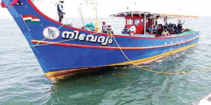 മത്സ്യബന്ധനത്തിനിടെ യന്ത്രത്തകരാറ് മൂലം കടലില് കുടുങ്ങിയ വള്ളത്തിലെ തൊഴിലാളികളെ രക്ഷപ്പെടുത്തി മത്സ്യബന്ധനത്തിനിടെ യന്ത്രത്തകരാറ് മൂലം കടലില് കുടുങ്ങിയ വള്ളത്തിലെ തൊഴിലാളികളെ രക്ഷപ്പെടുത്തി