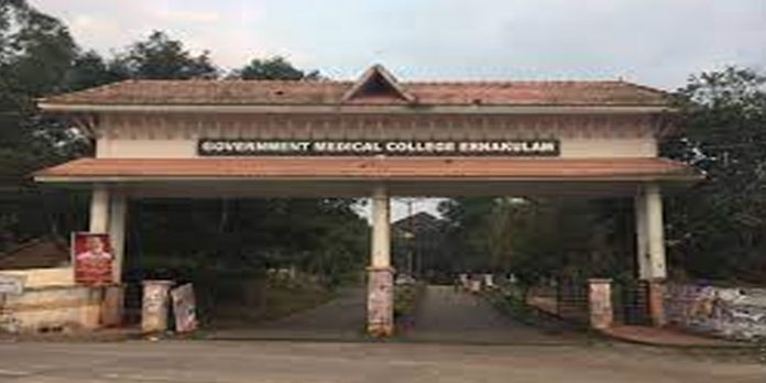 മോര്ച്ചറിയില് സൂക്ഷിച്ചിരുന്ന കോവിഡ് രോഗിയുടെ മൃതദേഹം പുഴുവരിച്ചെന്ന് ആക്ഷേപം മോര്ച്ചറിയില് സൂക്ഷിച്ചിരുന്ന കോവിഡ് രോഗിയുടെ മൃതദേഹം പുഴുവരിച്ചെന്ന് ആക്ഷേപം