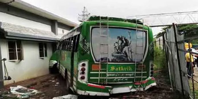 നാവികസേനാ ആസ്ഥാനത്തിന് സമീപം ബസുകള് കൂട്ടിയിടിച്ച് അപകടം നാവികസേനാ ആസ്ഥാനത്തിന് സമീപം ബസുകള് കൂട്ടിയിടിച്ച് അപകടം
