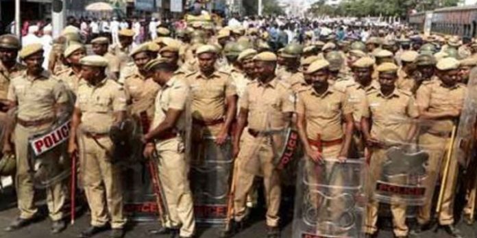 മൂന്ന് ദിവസത്തിനുള്ളില് രണ്ട് ജാതിക്കൊല ഉള്പ്പെടെ അഞ്ച് കൊലപാതകങ്ങള് ; തിരുനെല്വേലി വീണ്ടും ഭീകരതയുടെ നാടാകുന്നു മൂന്ന് ദിവസത്തിനുള്ളില് രണ്ട് ജാതിക്കൊല ഉള്പ്പെടെ അഞ്ച് കൊലപാതകങ്ങള് ; തിരുനെല്വേലി വീണ്ടും ഭീകരതയുടെ നാടാകുന്നു
