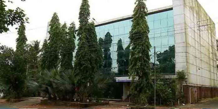 വന് സാമ്പത്തിക ക്രമക്കേടുകള് കണ്ടെത്തിയ എ.ആര് നഗര് സര്വ്വീസ് സഹകരണബാക്കില് കൂട്ട സ്ഥലമാറ്റം വന് സാമ്പത്തിക ക്രമക്കേടുകള് കണ്ടെത്തിയ എ.ആര് നഗര് സര്വ്വീസ് സഹകരണബാക്കില് കൂട്ട സ്ഥലമാറ്റം