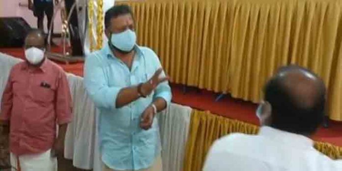 കൊട്ടാരക്കരയില് സുരേഷ് ഗോപിയുടെ പ്രതിഷേധം ; തങ്ങളെ അപമാനിച്ചെന്ന് ബി.ജെ.പി പ്രവര്ത്തകര് കൊട്ടാരക്കരയില് സുരേഷ് ഗോപിയുടെ പ്രതിഷേധം ; തങ്ങളെ അപമാനിച്ചെന്ന് ബി.ജെ.പി പ്രവര്ത്തകര്