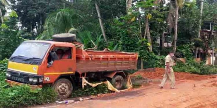 പൊടിയാടിയില് മണ്ണ് കയറ്റി വന്ന ടിപ്പര് ലോറി റോഡിലേക്ക് മറിഞ്ഞു പൊടിയാടിയില് മണ്ണ് കയറ്റി വന്ന ടിപ്പര് ലോറി റോഡിലേക്ക് മറിഞ്ഞു