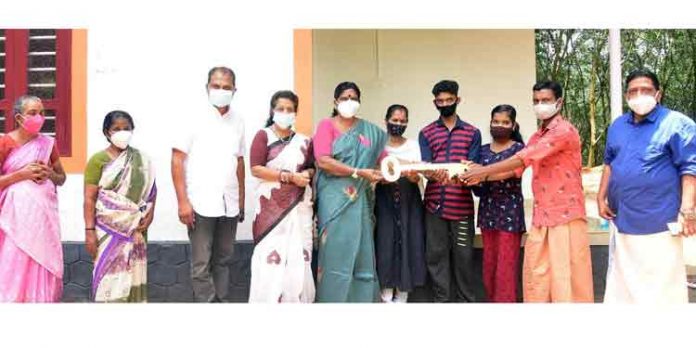 സുനില് ടീച്ചറിന്റെ 216ാമത് സ്നേഹഭവനം ചടയമംഗലത്തെ അജിതാ വിജയനും കുടുംബത്തിനും സുനില് ടീച്ചറിന്റെ 216ാമത് സ്നേഹഭവനം ചടയമംഗലത്തെ അജിതാ വിജയനും കുടുംബത്തിനും