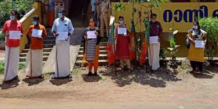 നഗരസഭ ഭരണം അട്ടിമറിക്കാനുള്ള സി.പി.എം നീക്കത്തിനെതിരേ ബി.ജെ.പിയുടെ പ്രതിക്ഷേധ ധര്ണ നഗരസഭ ഭരണം അട്ടിമറിക്കാനുള്ള സി.പി.എം നീക്കത്തിനെതിരേ ബി.ജെ.പിയുടെ പ്രതിക്ഷേധ ധര്ണ