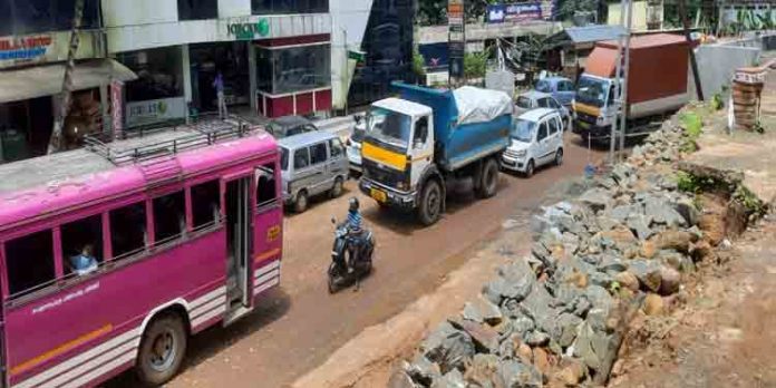 പെരുമ്പുഴ – ബ്ലോക്കുപടിറോഡുപണി ഇഴയുന്നു യാത്രക്കാര് ദുരിതത്തില് പെരുമ്പുഴ – ബ്ലോക്കുപടിറോഡുപണി ഇഴയുന്നു യാത്രക്കാര് ദുരിതത്തില്