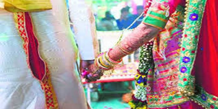 പ്രായപൂര്ത്തിയാകാത്ത പെണ്കുട്ടിയുടെ വിവാഹം നടത്തിയ സംഭവത്തില് ക്ഷേത്രപൂജാരിയും വരനും അടക്കം അഞ്ച് പേര്ക്കെതിരെ പൊലീസ് കേസ് എടുത്തു പ്രായപൂര്ത്തിയാകാത്ത പെണ്കുട്ടിയുടെ വിവാഹം നടത്തിയ സംഭവത്തില് ക്ഷേത്രപൂജാരിയും വരനും അടക്കം അഞ്ച് പേര്ക്കെതിരെ പൊലീസ് കേസ് എടുത്തു