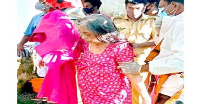 കോവിഡിനെ തുടര്ന്നുണ്ടായ മാനസിക അസ്വാസ്ഥ്യത്തില് കിണറ്റില് ചാടിയ വീട്ടമ്മയെ ഫയര്ഫോഴ്സ് രക്ഷപ്പെടുത്തി കോവിഡിനെ തുടര്ന്നുണ്ടായ മാനസിക അസ്വാസ്ഥ്യത്തില് കിണറ്റില് ചാടിയ വീട്ടമ്മയെ ഫയര്ഫോഴ്സ് രക്ഷപ്പെടുത്തി