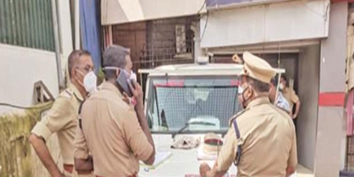 10 കിലോഗ്രാം കഞ്ചാവുമായി മൂന്നു പേരെ പോലീസ് പിടികൂടി 10 കിലോഗ്രാം കഞ്ചാവുമായി മൂന്നു പേരെ പോലീസ് പിടികൂടി