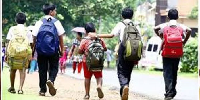 ഒരു ബഞ്ചില് രണ്ട് കുട്ടികളെ മാത്രമേ ഇരിക്കാന് അനുവദിക്കുകയുള്ളു ; സ്കൂള് തുറക്കുമ്പോള് കൈക്കൊള്ളേണ്ട കരട് മാര്ഗരേഖ തയ്യാറായി ഒരു ബഞ്ചില് രണ്ട് കുട്ടികളെ മാത്രമേ ഇരിക്കാന് അനുവദിക്കുകയുള്ളു ; സ്കൂള് തുറക്കുമ്പോള് കൈക്കൊള്ളേണ്ട കരട് മാര്ഗരേഖ തയ്യാറായി
