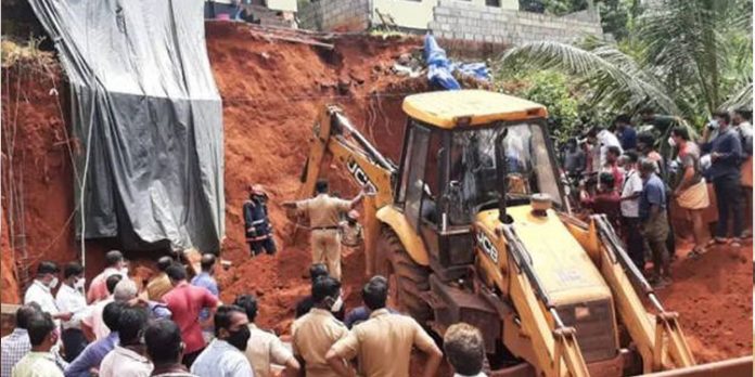 മതില് നിര്മ്മിക്കുന്നതിനിടെ മണ്ണിടിച്ചില് ; ഒരാള് മരിച്ചു മൂന്ന് പേര്ക്ക് പരിക്ക് മതില് നിര്മ്മിക്കുന്നതിനിടെ മണ്ണിടിച്ചില് ; ഒരാള് മരിച്ചു മൂന്ന് പേര്ക്ക് പരിക്ക്