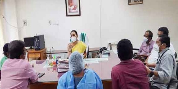 തിരുവനന്തപുരം മെഡിക്കല് കോളേജ് ആശുപത്രിയിലെ കാത്ത് ലാബില് മന്ത്രി വീണാ ജോര്ജ്ജിന്റെ മിന്നല് സന്ദര്ശനം തിരുവനന്തപുരം മെഡിക്കല് കോളേജ് ആശുപത്രിയിലെ കാത്ത് ലാബില് മന്ത്രി വീണാ ജോര്ജ്ജിന്റെ മിന്നല് സന്ദര്ശനം