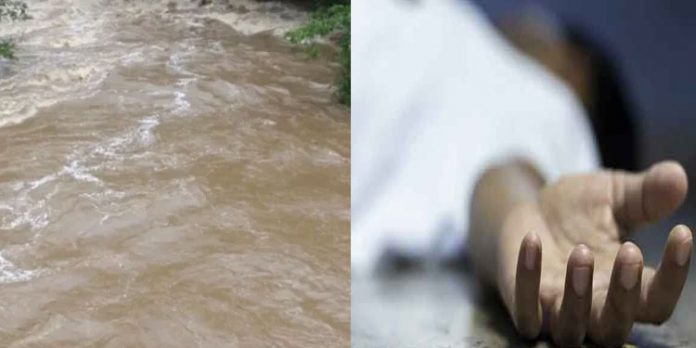 വെള്ളപ്പൊക്കത്തില് പാലം ഒലിച്ചുപോയി ; മകളുടെ മൃതദേഹം തോളില് ചുമന്ന് ആശുപത്രിയിലെത്തിച്ച് പിതാവ് വെള്ളപ്പൊക്കത്തില് പാലം ഒലിച്ചുപോയി ; മകളുടെ മൃതദേഹം തോളില് ചുമന്ന് ആശുപത്രിയിലെത്തിച്ച് പിതാവ്