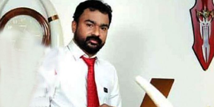 പുരാവസ്തുക്കള് കാട്ടി പത്ത് കോടിയുടെ തട്ടിപ്പ് : മോണ്സണ് മാവുങ്കല് അറസ്റ്റില് പുരാവസ്തുക്കള് കാട്ടി പത്ത് കോടിയുടെ തട്ടിപ്പ് : മോണ്സണ് മാവുങ്കല് അറസ്റ്റില്
