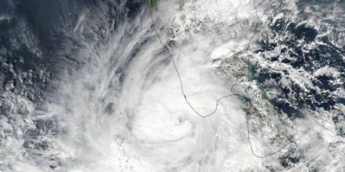ഗുലാബ് ചുഴലിക്കാറ്റ് തീരത്തേക്ക് : ആന്ധ്രയിലും ഒറീസയിലും കനത്ത ജാഗ്രത – കേരളത്തിലും മഴക്ക് സാധ്യത ഗുലാബ് ചുഴലിക്കാറ്റ് തീരത്തേക്ക് : ആന്ധ്രയിലും ഒറീസയിലും കനത്ത ജാഗ്രത – കേരളത്തിലും മഴക്ക് സാധ്യത