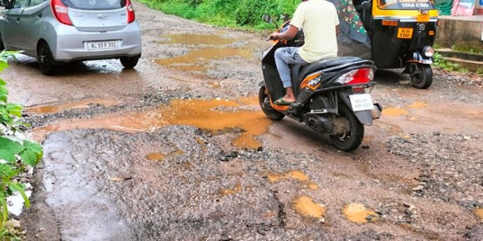 കോന്നി പൂങ്കാവ് – ചന്ദനപ്പള്ളി റോഡുപണി ഇഴയുന്നു : യാത്രക്കാര് ദുരിതത്തില് കോന്നി പൂങ്കാവ് – ചന്ദനപ്പള്ളി റോഡുപണി ഇഴയുന്നു : യാത്രക്കാര് ദുരിതത്തില്