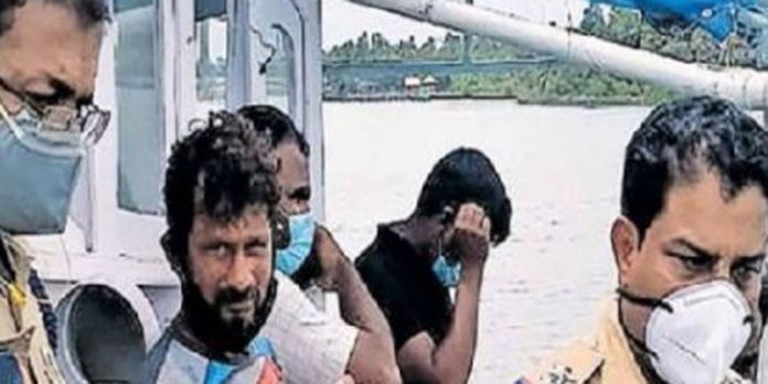 കടലില് സംശയകരമായി കണ്ട ബോട്ടും – തൊഴിലാളികളേയും പോലീസ് കസ്റ്റഡിയിലെടുത്തു കടലില് സംശയകരമായി കണ്ട ബോട്ടും – തൊഴിലാളികളേയും പോലീസ് കസ്റ്റഡിയിലെടുത്തു