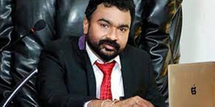 ബലാത്സംഗത്തിനിരയായ പെണ്കുട്ടിയെ മോന്സന് മാവുങ്കല് നഗ്നചിത്രം കാട്ടി ഭീഷണിപ്പെടുത്തി ബലാത്സംഗത്തിനിരയായ പെണ്കുട്ടിയെ മോന്സന് മാവുങ്കല് നഗ്നചിത്രം കാട്ടി ഭീഷണിപ്പെടുത്തി