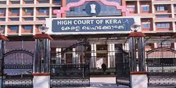 കര്ണ്ണാടക സര്ക്കാര് കേരള അതിര്ത്തിയില് ഏര്പ്പെടുത്തിയ നിയന്ത്രണങ്ങള് ചോദ്യം ചെയ്ത് സമര്പ്പിച്ച ഹര്ജികള് ഹൈക്കോടതി തള്ളി കര്ണ്ണാടക സര്ക്കാര് കേരള അതിര്ത്തിയില് ഏര്പ്പെടുത്തിയ നിയന്ത്രണങ്ങള് ചോദ്യം ചെയ്ത് സമര്പ്പിച്ച ഹര്ജികള് ഹൈക്കോടതി തള്ളി