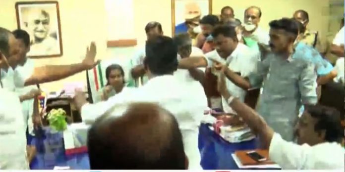 പാലക്കാട് നഗരസഭയില് ബി.ജെ.പി, യു.ഡി.എഫ് കൗണ്സിലര്മാര് തമ്മില് കയ്യാങ്കളി – സംഘര്ഷം പാലക്കാട് നഗരസഭയില് ബി.ജെ.പി, യു.ഡി.എഫ് കൗണ്സിലര്മാര് തമ്മില് കയ്യാങ്കളി – സംഘര്ഷം