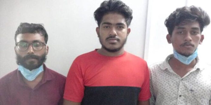 ഓണ്ലൈന് സെക്സ് : ആളുകളെ ഭീഷണിപ്പെടുത്തി പണം തട്ടുന്ന സംഘം പിടിയില് ഓണ്ലൈന് സെക്സ് : ആളുകളെ ഭീഷണിപ്പെടുത്തി പണം തട്ടുന്ന സംഘം പിടിയില്