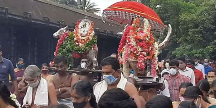 ഭക്തിയുടെ നിറവില് പമ്പയില് തൃപ്പൂത്താറാടി ചെങ്ങന്നൂര് ദേവി ഭക്തിയുടെ നിറവില് പമ്പയില് തൃപ്പൂത്താറാടി ചെങ്ങന്നൂര് ദേവി