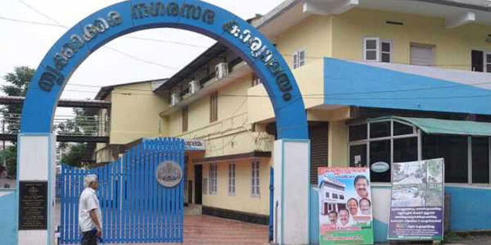 രണ്ടാം ദിവസവും രണ്ട് സെക്രട്ടറിമാര് ; നാടകീയത അവസാനിക്കാതെ തൃക്കാക്കര നഗരസഭ രണ്ടാം ദിവസവും രണ്ട് സെക്രട്ടറിമാര് ; നാടകീയത അവസാനിക്കാതെ തൃക്കാക്കര നഗരസഭ