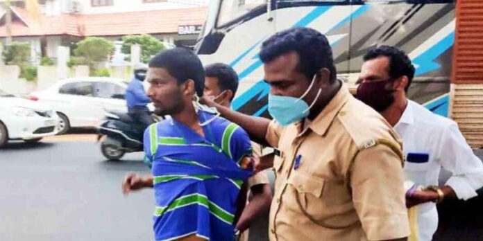 പെരിന്തല്മണ്ണ ദൃശ്യവധക്കേസിലെ പ്രതി വിനീഷ് വിനോദ് ജയിലിലേക്കുള്ള യാത്രക്കിടെ രക്ഷപ്പെടാന് ശ്രമിച്ചു പെരിന്തല്മണ്ണ ദൃശ്യവധക്കേസിലെ പ്രതി വിനീഷ് വിനോദ് ജയിലിലേക്കുള്ള യാത്രക്കിടെ രക്ഷപ്പെടാന് ശ്രമിച്ചു