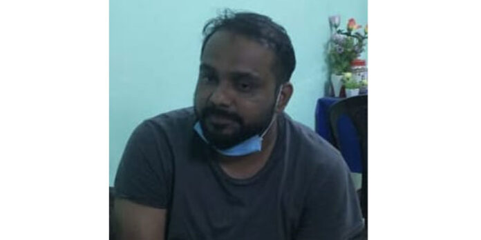 പ്രാദേശികമായി നിർമ്മിച്ച പ്ലൈവുഡിൽ ബ്രാന്റഡ് കമ്പനിയുടെ സീലും ലോഗോയും പതിച്ച് വിൽപ്പന നടത്തിയ ആൾ പോലീസ് പിടിയിൽ പ്രാദേശികമായി നിർമ്മിച്ച പ്ലൈവുഡിൽ ബ്രാന്റഡ് കമ്പനിയുടെ സീലും ലോഗോയും പതിച്ച് വിൽപ്പന നടത്തിയ ആൾ പോലീസ് പിടിയിൽ