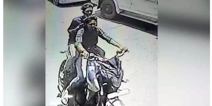 ബൈക്കിലെത്തിയ സംഘം മൊബൈല് ഫോണ് കവർന്നു ബൈക്കിലെത്തിയ സംഘം മൊബൈല് ഫോണ് കവർന്നു