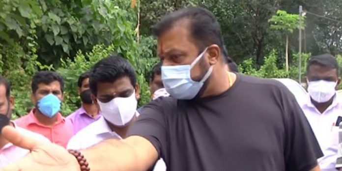 മേയറല്ല, എംപിയാണ് – പോലീസുകാരനെക്കൊണ്ട് നിർബന്ധിച്ച് സല്യൂട്ട് അടിപ്പിച്ച് സുരേഷ് ഗോപി എംപി മേയറല്ല, എംപിയാണ് – പോലീസുകാരനെക്കൊണ്ട് നിർബന്ധിച്ച് സല്യൂട്ട് അടിപ്പിച്ച് സുരേഷ് ഗോപി എംപി