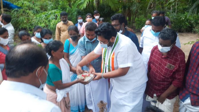 അരനൂറ്റാണ്ടിന് മുന്നേ പാർട്ടിക്ക് സ്വന്തം സ്ഥലം നൽകിയ സ്വാന്തന്ത്ര്യ സമര സേനാനിയുടെ ചെറുമകൾക്ക് വീടൊരുക്കാൻ കോൺഗ്രസ്സ് അരനൂറ്റാണ്ടിന് മുന്നേ പാർട്ടിക്ക് സ്വന്തം സ്ഥലം നൽകിയ സ്വാന്തന്ത്ര്യ സമര സേനാനിയുടെ ചെറുമകൾക്ക് വീടൊരുക്കാൻ കോൺഗ്രസ്സ്