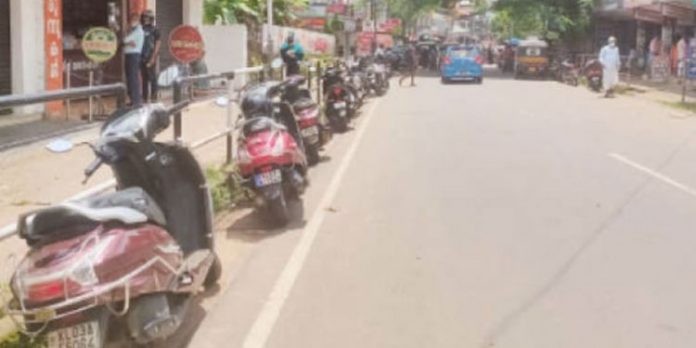 അനധികൃത പാർക്കിങ്ങിൽ കുരുങ്ങി പത്തനംതിട്ട നഗരം അനധികൃത പാർക്കിങ്ങിൽ കുരുങ്ങി പത്തനംതിട്ട നഗരം