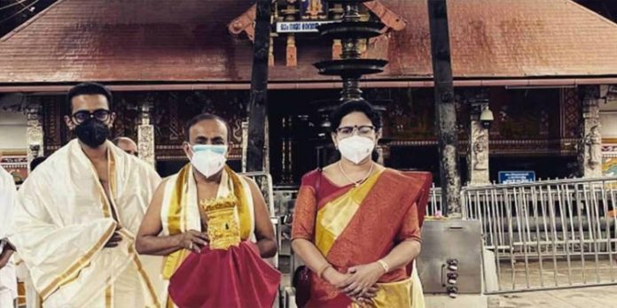 ഗുരുവായൂരപ്പന് 725 ഗ്രാം തൂക്കമുള്ള സ്വർണ കിരീടം സമ്മാനിച്ച് വ്യവസായി ഡോ. രവി പിള്ള ഗുരുവായൂരപ്പന് 725 ഗ്രാം തൂക്കമുള്ള സ്വർണ കിരീടം സമ്മാനിച്ച് വ്യവസായി ഡോ. രവി പിള്ള