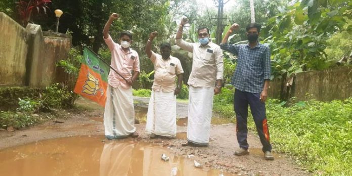 ആർ.കെ.വി – നാക്കട റോഡില് യുവമോർച്ച പേപ്പർ വള്ളമിറക്കി പ്രതിഷേധിച്ചു ആർ.കെ.വി – നാക്കട റോഡില് യുവമോർച്ച പേപ്പർ വള്ളമിറക്കി പ്രതിഷേധിച്ചു