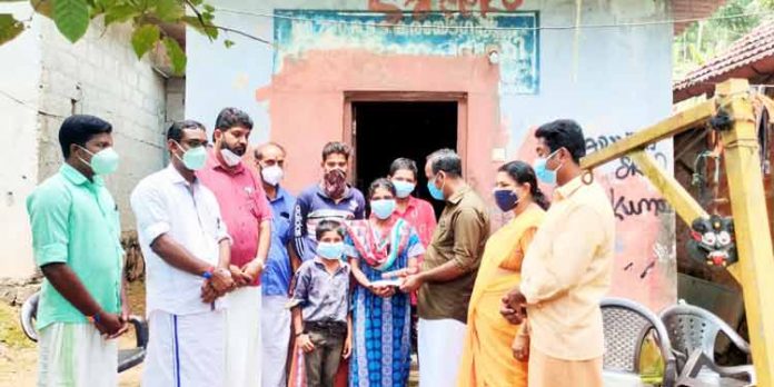 സേവ സമർപ്പൺ അഭിയാന് : ലോട്ടറിവിൽപ്പനക്കാരന്റെ മക്കളുടെ വിദ്യഭ്യാസം ഏറ്റെടുത്ത് ബി.ജെ.പി സേവ സമർപ്പൺ അഭിയാന് : ലോട്ടറിവിൽപ്പനക്കാരന്റെ മക്കളുടെ വിദ്യഭ്യാസം ഏറ്റെടുത്ത് ബി.ജെ.പി