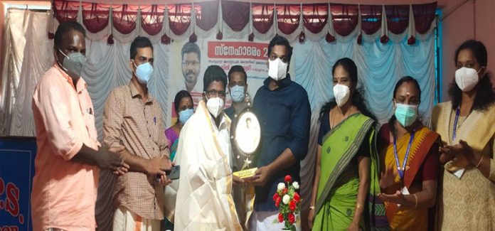 സംസ്ഥാന അധ്യാപക ജേതാവിനെ അനുമോദിച്ചു സംസ്ഥാന അധ്യാപക ജേതാവിനെ അനുമോദിച്ചു