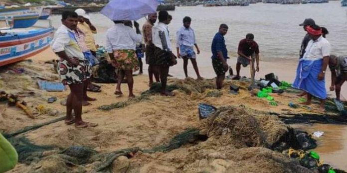 വിഴിഞ്ഞത്തെ വിറപ്പിച്ച് ചുഴലിക്കാറ്റ് ; വള്ളങ്ങള് തകര്ന്നു – ലക്ഷങ്ങളുടെ നാശം വിഴിഞ്ഞത്തെ വിറപ്പിച്ച് ചുഴലിക്കാറ്റ് ; വള്ളങ്ങള് തകര്ന്നു – ലക്ഷങ്ങളുടെ നാശം