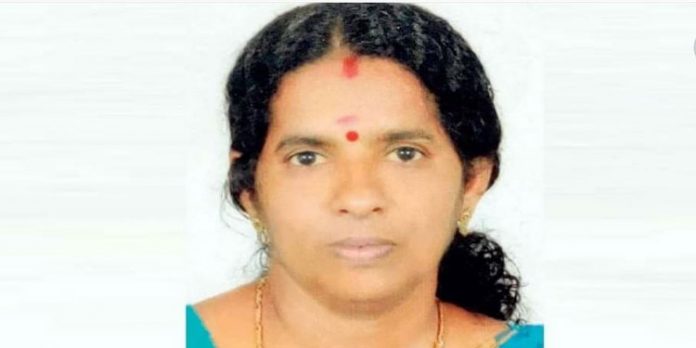 ബൈക്കിലിരുന്നു കുടനിവർത്തിയ വീട്ടമ്മ വീണുമരിച്ചു ; അപകടം മകനൊപ്പം യാത്രചെയ്യുമ്പോൾ ബൈക്കിലിരുന്നു കുടനിവർത്തിയ വീട്ടമ്മ വീണുമരിച്ചു ; അപകടം മകനൊപ്പം യാത്രചെയ്യുമ്പോൾ