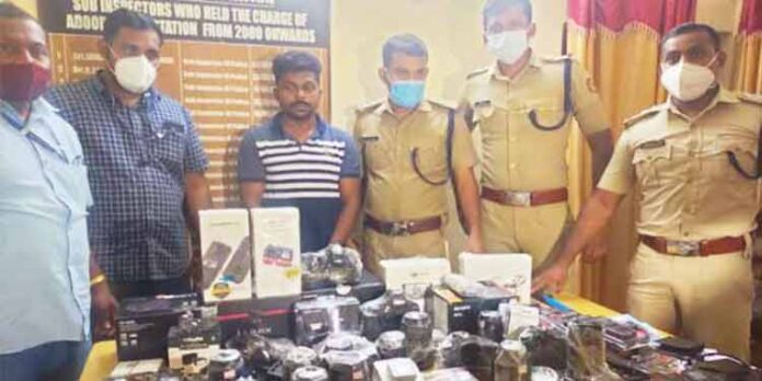 അടൂരിലെ ക്യാമറ മോഷണക്കേസിലെ പ്രതി പിടിയില് ; ഇയാള് പതിനഞ്ചോളം മോഷണക്കേസുകളില് പ്രതി അടൂരിലെ ക്യാമറ മോഷണക്കേസിലെ പ്രതി പിടിയില് ; ഇയാള് പതിനഞ്ചോളം മോഷണക്കേസുകളില് പ്രതി